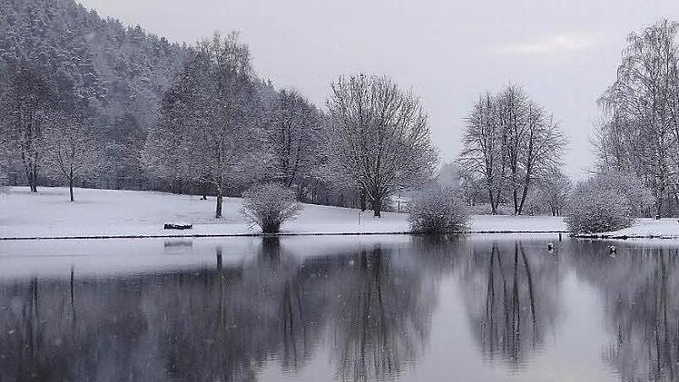 Zauberhafte Winterstimmung herrscht zur Zeit am Trebgaster Badesee.  Foto: Horst Ellner