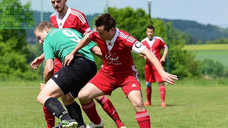 Wie lange noch tummeln sich die Reiterswiesener Spieler (rote Trikots) auf den Fußballplätzen. Auch vor ihnen macht die Demografie nicht halt. Ideen sind gefragt. Foto: Anand Anders
