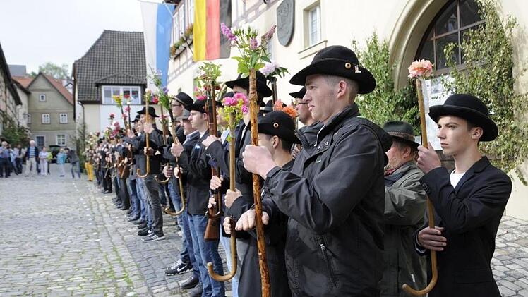 Rund 100 Männer von 14 bis 79 Jahren waren am Dienstagvormittag zum Bürgerwehrauszug in Königsberg angetreten.