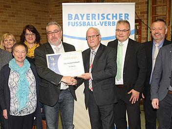 Die TSG Niederfüllbach erhielt aus den Händen des Bezirksehrenamtsreferenten Siegfried Tappert und des Bezirksvorsitzenden  Thomas Unger, als ersten Verein in Oberfranken, das Gütesiegel für  15 Jahre hervorragende Vereinsarbeit. Von links:   stellv. Landrat Rainer Mattern, 2. Bürgermeistern Marita Pollex-Claus, Vorsitzende Carolin Döhler, Vorsitzender Achim Brückner, Siegfried Tappert, Thomas Unger, Vorsitzender Heinz Großmann, Ehrenamtsbeauftrager Bastian Büttner Fotos_ Michael Stelzner