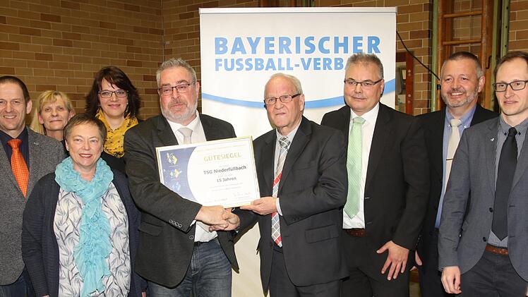 Die TSG Niederfüllbach erhielt aus den Händen des Bezirksehrenamtsreferenten Siegfried Tappert und des Bezirksvorsitzenden  Thomas Unger, als ersten Verein in Oberfranken, das Gütesiegel für  15 Jahre hervorragende Vereinsarbeit. Von links:   stellv. Landrat Rainer Mattern, 2. Bürgermeistern Marita Pollex-Claus, Vorsitzende Carolin Döhler, Vorsitzender Achim Brückner, Siegfried Tappert, Thomas Unger, Vorsitzender Heinz Großmann, Ehrenamtsbeauftrager Bastian Büttner Fotos_ Michael Stelzner