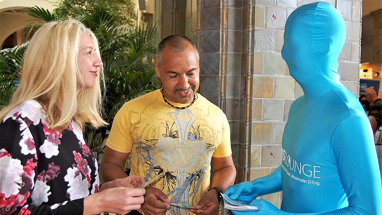 Alexandra und Camillo Floth aus Burghausen erlebten auf der Messe ihr blaues Wunder. "Wir waren bestimmt schon fünf oder sechs Mal bei den Gesundheitstagen. Uns interessiert das vielfältige Angebot ganz allgemein." Foto: Sigismund von Dobschütz