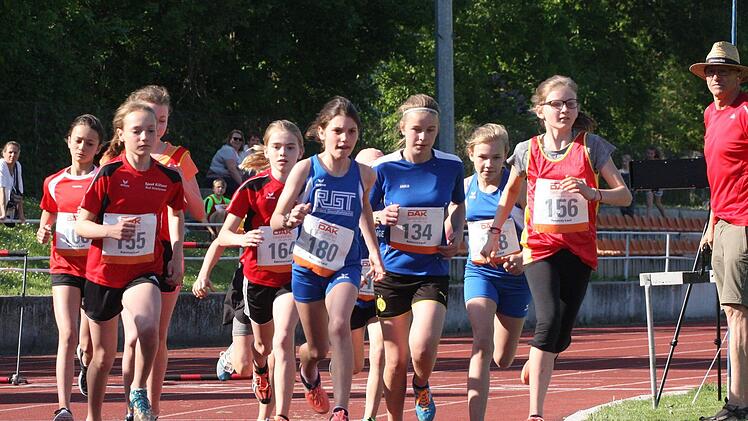 Start über 800 Meter der Schülerinnen U16. Am Ende siegte in der W15 Anne Bratke (Nr. 155) vom TV Bad Brückenau und in der W12 ihre Teamgefährtin Mia Engel (Nr. 156).Reinhold Nürnberger