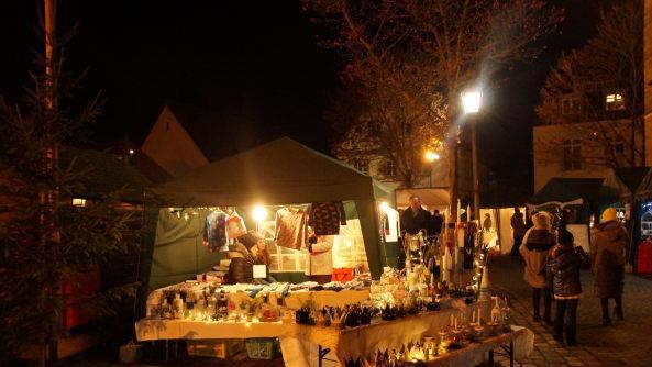 Weihnachtsmarkt im Schatten der Memmelsdorfer Kirche Foto: Joseph Beck