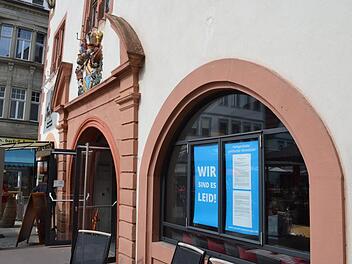 Die Heiligenfeld-Geschäftsführung machte zu Ostern auf Plakaten in Bad Kissingen (im Bild die städtische Vinothek) ihrem Unmut über die Stadtpolitik Luft. Zwei Vorhaben will das Unternehmen nun für die Stadt streichen.  Foto: Wolfgang Dünnebier