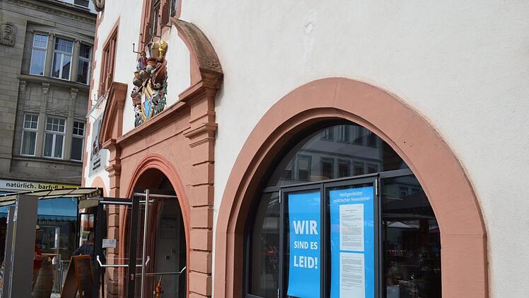Die Heiligenfeld-Geschäftsführung machte zu Ostern auf Plakaten in Bad Kissingen (im Bild die städtische Vinothek) ihrem Unmut über die Stadtpolitik Luft. Zwei Vorhaben will das Unternehmen nun für die Stadt streichen.  Foto: Wolfgang Dünnebier