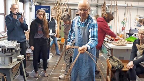 Andreas Dreitz stellte die Teppichklopfer-Maschine an der Berufsfachschule für Flechtwerk vor und zeigte den Schülern, wie sie funktioniert. Fotos: Theresa Schiffl