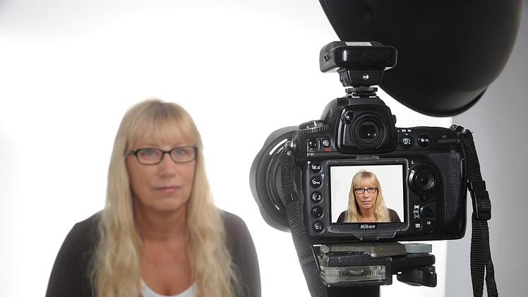 Passbilder werden derzeit noch per Papierabzug von den Fotostudios zu den Passämtern der Gemeinden übertragen. Foto: ProMedia