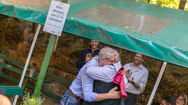 Geschlossene Gesellschaft und ein emotionaler Abschied: Franz Streit und Uwe Kirschstein. Foto: Stephan Großmann