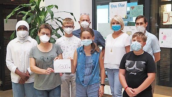 Eine Delegatin der Herzogenauracher Mittelsch&uuml;ler bei der &Uuml;bergabe der Spende