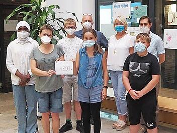 Eine Delegatin der Herzogenauracher Mittelschüler bei der Übergabe der Spende