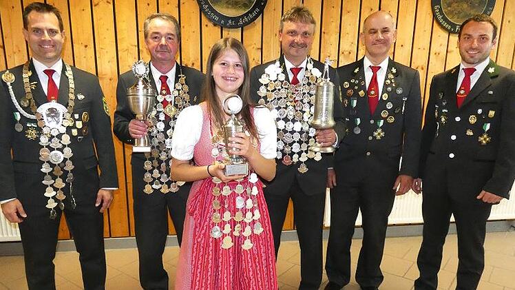 Die frisch gek&uuml;rten Majest&auml;ten der Sch&uuml;tzengesellschaft Kulmbach-Kauernburg (von links): Gausch&uuml;tzenk&ouml;nig Luftpistole Patrick Waldmann, Harald Winkler, Marie Fiedler, Harry Bauer, Rudi F&uuml;rbringer und Marcel Hocquel Werner Rei&szlig;aus
