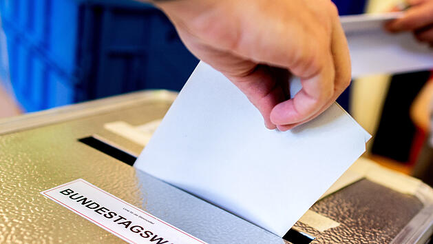 Stimmzettel und Wahlurne