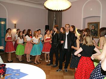 Eine schwungvolle Vorführung bereitete der "Sängerlust"-Jugendchor "Cantarella" den Gästen der Kreishandwerkerschaft.  Fotos: Sabine Weinbeer