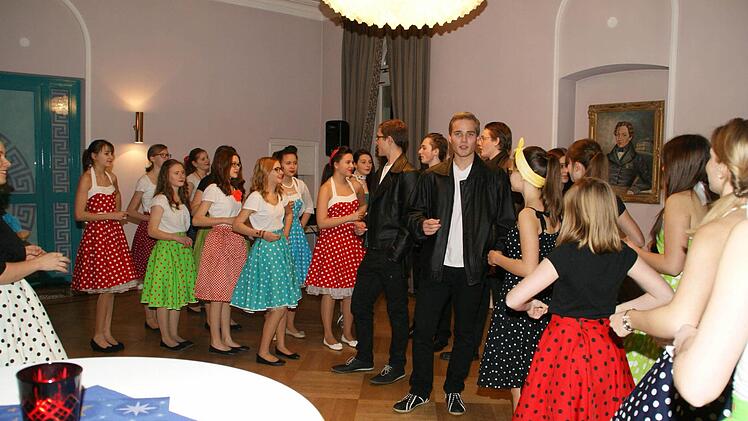 Eine schwungvolle Vorführung bereitete der "Sängerlust"-Jugendchor "Cantarella" den Gästen der Kreishandwerkerschaft.  Fotos: Sabine Weinbeer