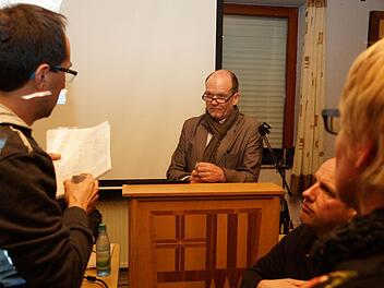Stefan Rehberger (links) übergibt Bürgermeister Karlheinz Kickuth die Unterschriftenlisten. Foto: Arkadius Guzy