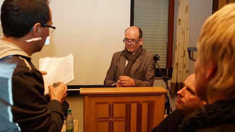 Stefan Rehberger (links) übergibt Bürgermeister Karlheinz Kickuth die Unterschriftenlisten. Foto: Arkadius Guzy