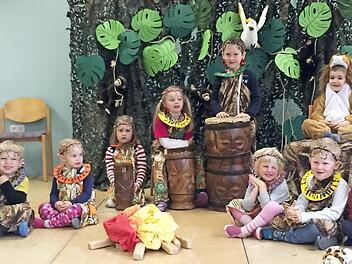 Tief in Afrika: Auftritt der Kinder  Foto: Barbara Emmerth