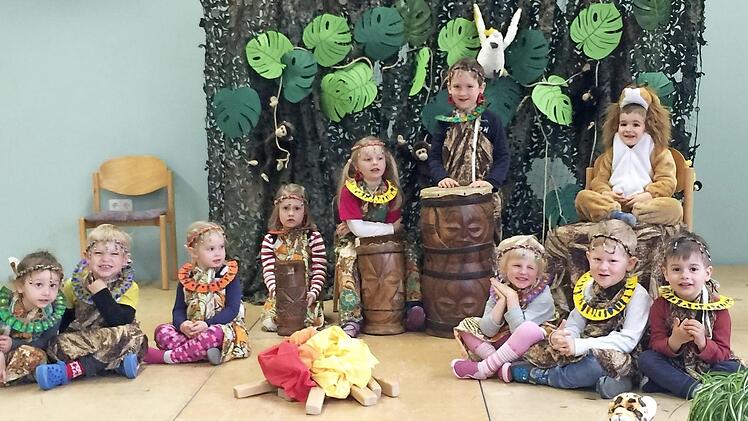 Tief in Afrika: Auftritt der Kinder  Foto: Barbara Emmerth