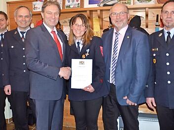 Das Staatliche Ehrenzeichen in Silber mit Urkunde für 25-jährige Dienstzeit bei der FF Eichenbühl wurde Beate Renner verliehen. Von links: 1. Vorsitzender Alexander Schubert, 1. Kommandant Werner Murrmann, Landrat Klaus Löffler, Beate Renner, Bürgermeister Egon Herrmann, KBM Markus Reischl Foto: K.- H. Hofmann