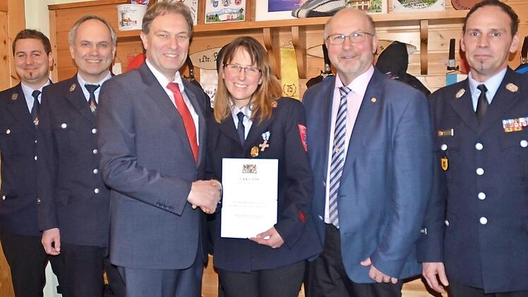 Das Staatliche Ehrenzeichen in Silber mit Urkunde für 25-jährige Dienstzeit bei der FF Eichenbühl wurde Beate Renner verliehen. Von links: 1. Vorsitzender Alexander Schubert, 1. Kommandant Werner Murrmann, Landrat Klaus Löffler, Beate Renner, Bürgermeister Egon Herrmann, KBM Markus Reischl Foto: K.- H. Hofmann