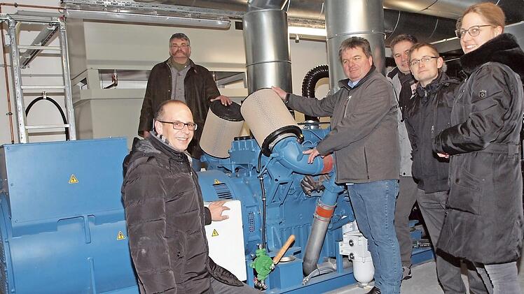 Landrat Christian Meißner, der den Aktionstag eröffnete, Landkreis-Baukoordinator Tristan Rinker, Umweltingenieur Martin Dirauf, der technische Leiter des Klinikums, Markus Semmelroch, Michael Wutz, Abteilungsleiter Bauen des Landratsamtes, und die Krankenhausdirektorin Eva Gill besichtigen das Notstromaggregat. Fotos: Alfred Thieret