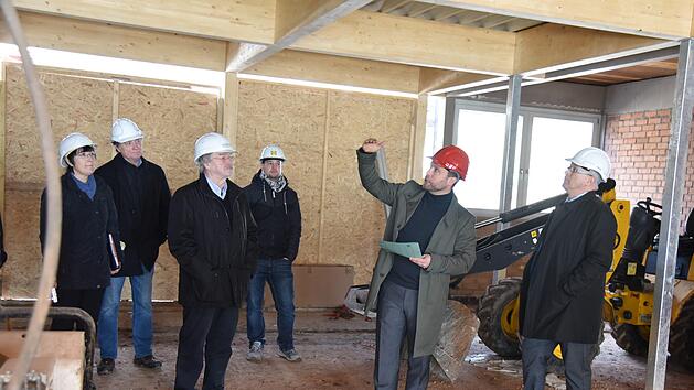 Der Umbau des Freizeitzentrums Witzmannsberg in Kulturzentrum nimmt Gestalt an. Martin Finzel f&uuml;hrt mit Architekten und Baufirmen durch die Baustelle. Foto: Gabi Arnold