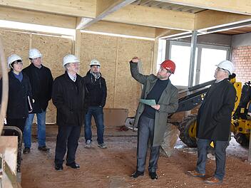 Der Umbau des Freizeitzentrums Witzmannsberg in Kulturzentrum nimmt Gestalt an. Martin Finzel führt mit Architekten und Baufirmen durch die Baustelle. Foto: Gabi Arnold