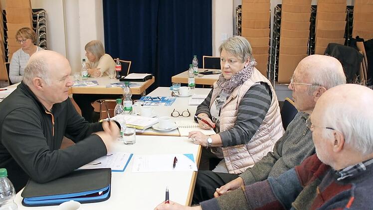 In Gruppen wurde lebhaft diskutiert.