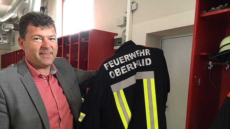 Bürgermeister Carsten Joneitis im Anzug und mit Einsatzanzug