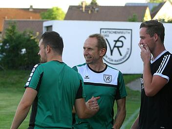 Katschenreuths Trainer Detlef Zenk (Mitte) hatte am Mittwochabend beim Sieg gegen den BSC Saas Bayreuth allen Grund zum Strahlen. Foto: Monika Limmer