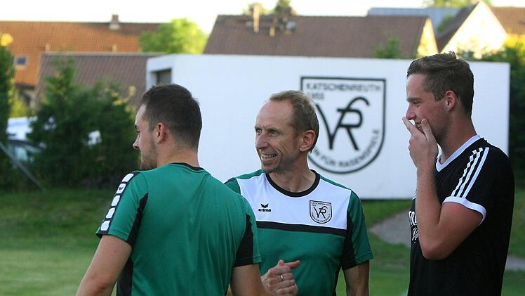 Katschenreuths Trainer Detlef Zenk (Mitte) hatte am Mittwochabend beim Sieg gegen den BSC Saas Bayreuth allen Grund zum Strahlen. Foto: Monika Limmer