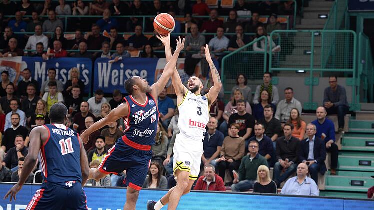 Der Bayreuther Kassius Robertson wird vom Straßburger Mike Green gefoult. Foto: Peter Mularczyk