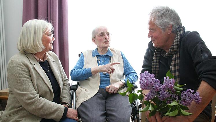 Eine Veröffentlichung in der BR brachte sie zusammen: Marianne Müller erzählt Thomas Frohmader und Brigitte Raatsie von ihren Erinnerungen an deren Großvater Wilhelm Frohmader. Foto: Dagmar Besand