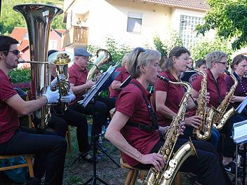 Den musikalischen roten Faden bot die Blaskapelle der Musikvereinigung Machtilshausen.  Fotos: Gerd Schaar