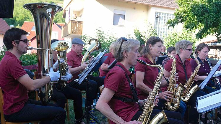 Den musikalischen roten Faden bot die Blaskapelle der Musikvereinigung Machtilshausen.  Fotos: Gerd Schaar