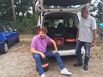 Goepferst Sohn Leonard und Goepferts Bruder Peter haben die fränkischen Biere im Kofferraum verstaut. Foto: privat