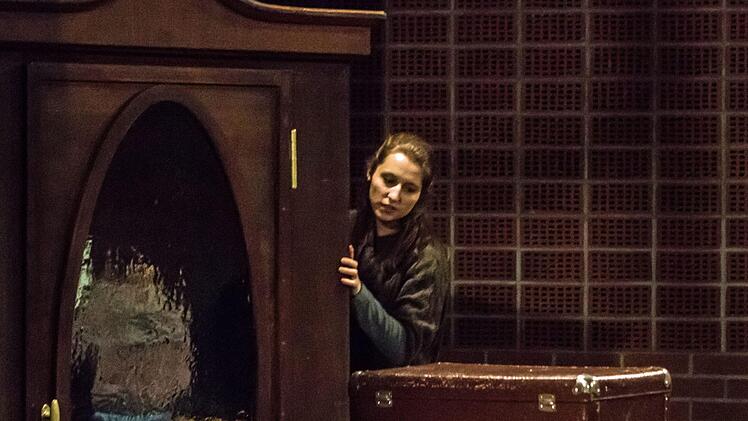 "Das Tagebuch der Anne Frank": Probenszene mit Francesca Paratore in der Coburger Reithalle.Foto: Jochen Berger