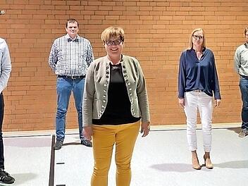 Die neu vereidigten Gemeinderatsmitglieder von Burgwindheim mit (im Vordergrund) Bürgermeister Johannes Polenz und seiner Stellvertreterin Nina Fleischer Foto: p