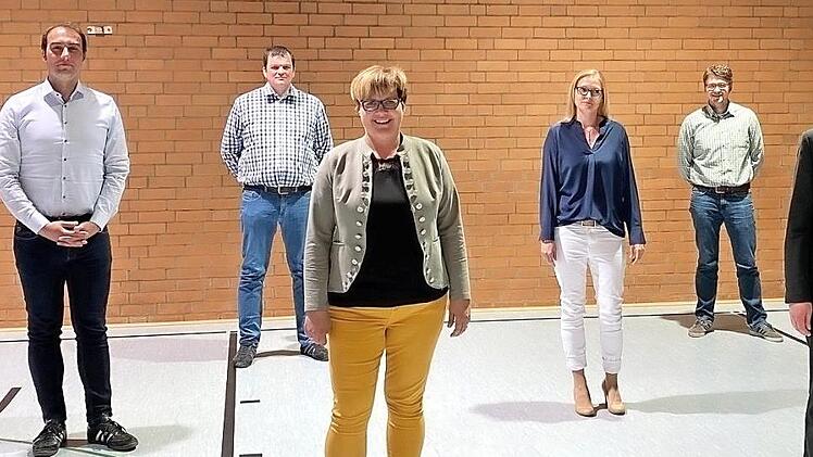 Die neu vereidigten Gemeinderatsmitglieder von Burgwindheim mit (im Vordergrund) Bürgermeister Johannes Polenz und seiner Stellvertreterin Nina Fleischer Foto: p