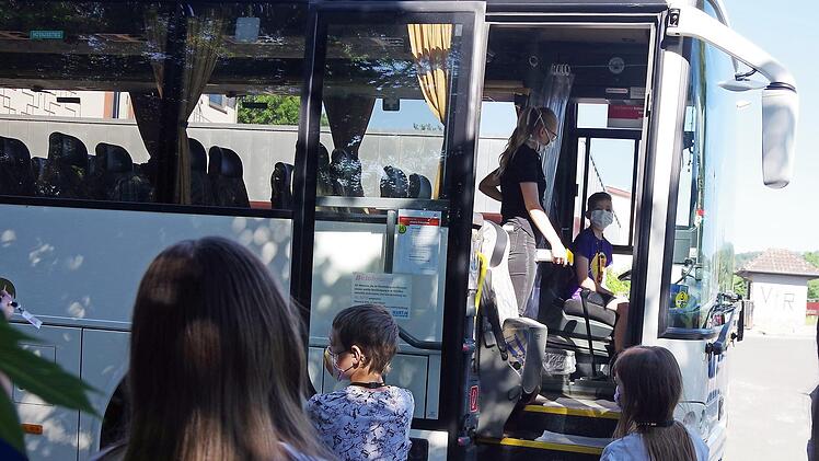 Bei der ADAC-Verkehrserziehung lernten die Viertklässler der Grundschule Johannisthal-Schmölz die Gefahren des toten Winkels kennen.  Foto: Heike Schülein