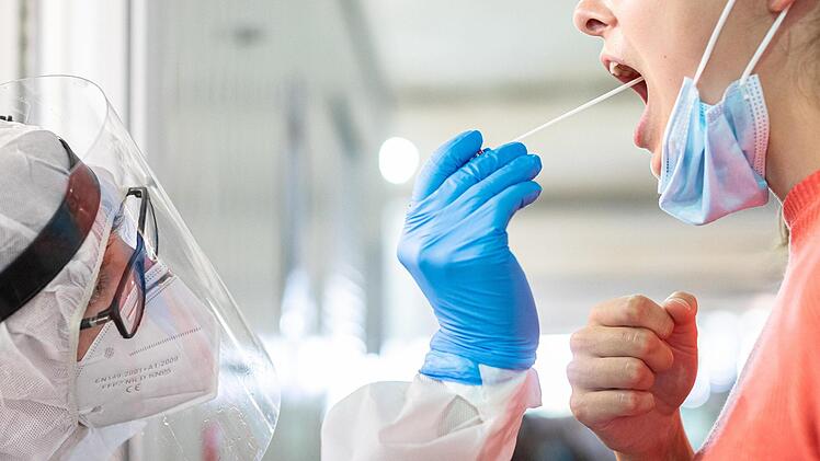 Neun Coronavirus-Fälle gibt es derzeit im Landkreis Kulmbach. Auch ein Schüler und eine Lehrerin wurden positiv getestet. Symbolbild: M. Frankenberg/dpa