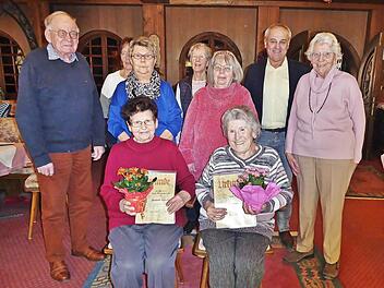 Bürgermeister Robert Hümmer (2. v. r.) wünscht dem neu gewählten Führungsteam mit der Vorsitzenden Renate Schrape (r.) und dem neuen stellvertretenden Vereinschef Wolfgang Geßlein (l.) viel Erfolg. Ausgezeichnet wurden Elisabeth Hofmann und Hilde ...