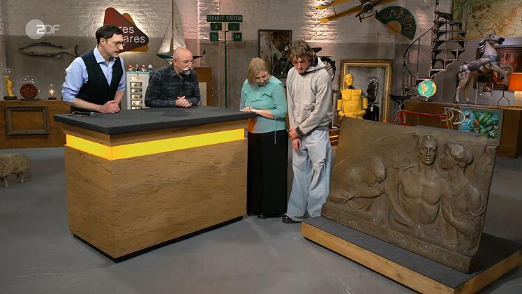 Die massive Bronze-Reliefplatte hing zuvor in der Wohnung der Gro&szlig;mutter von Verk&auml;uferin Jessica.