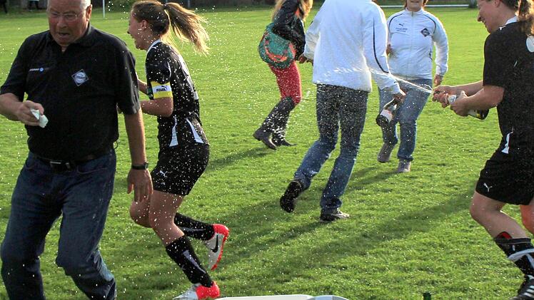 Auch Bayerns Ikone Richard Müller geht stiften, wie auch Spielführerin Nina Luckert, um der Sektdusche seiner Tochter Martina zu entgehen. Foto: Thomas