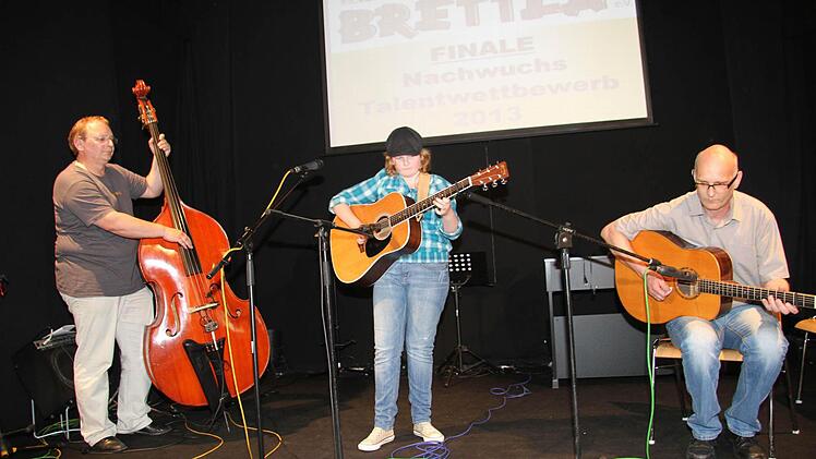 Eva Dettlaff aus Himmelkron stand gemeinsam mit ihrem Vater Reinhold (Gitarre) und Thomas Kerner (Bass) auf der Bühne.