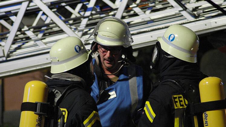 Im derzeit leer stehenden Grundschulgebäude übten die Feuerwehren aus dem oberen Sinngrund.  Foto: Sebastian Schmitt-Matthea