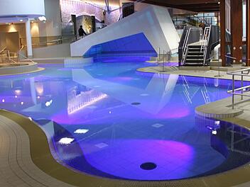 Mittelpunkt und Hingucker in der Badehalle ist die neue Grotte mit einem innovativen Licht- und Ton-Konzept. Foto: Matthias Einwag