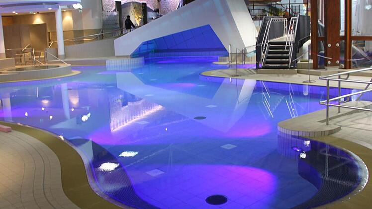 Mittelpunkt und Hingucker in der Badehalle ist die neue Grotte mit einem innovativen Licht- und Ton-Konzept. Foto: Matthias Einwag
