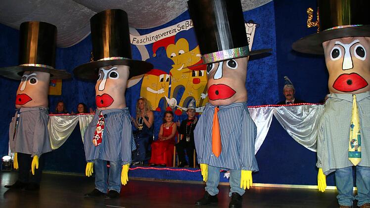 Oben ohne: Hinter diesen pfeifenden "Gesichtern" ...Foto: Bettina Knauth